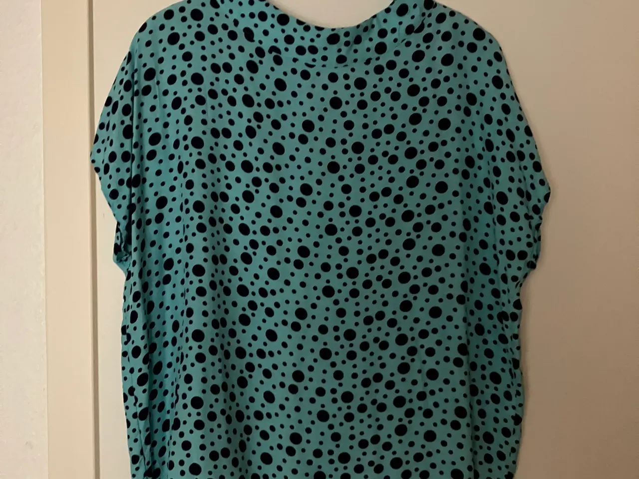 Billede 1 - Bluse fra Mongul, str L, let og med rynkedetalje