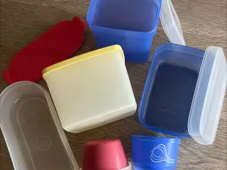 Diverse Tupperware bøtter mm.