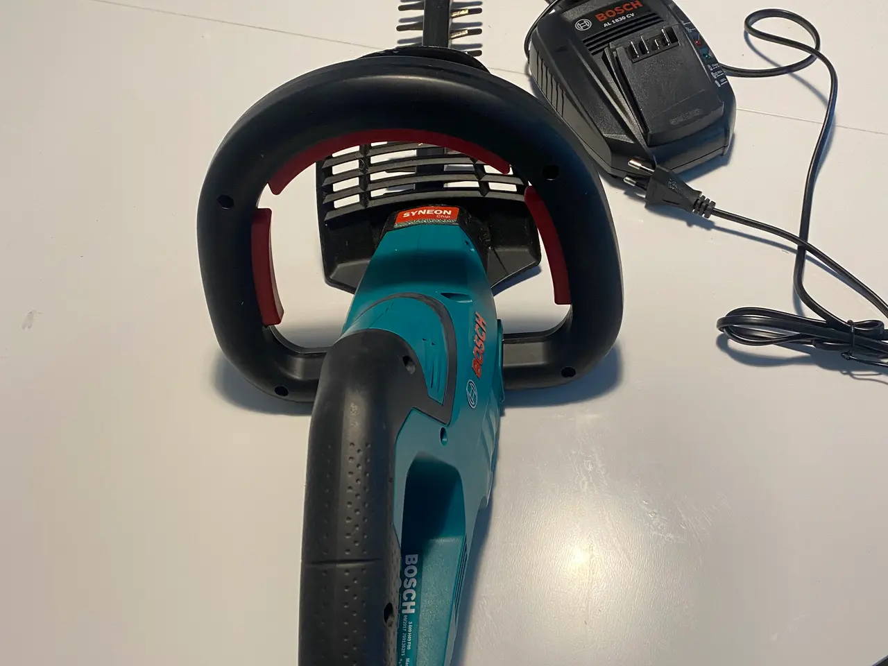 Billede 10 - Bosch hækkeklipper med oplader og to batterier