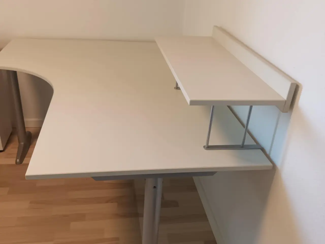 Billede 2 - Hjørneskrivebord med ekstra hylde