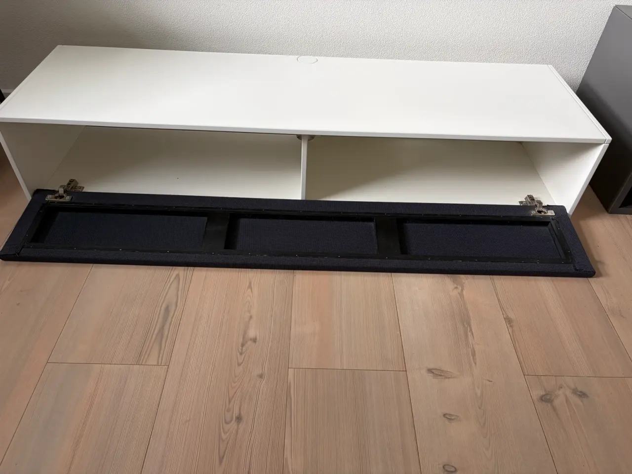 Billede 2 - Square hvid væghængt tv-møbel med sort stofklap.