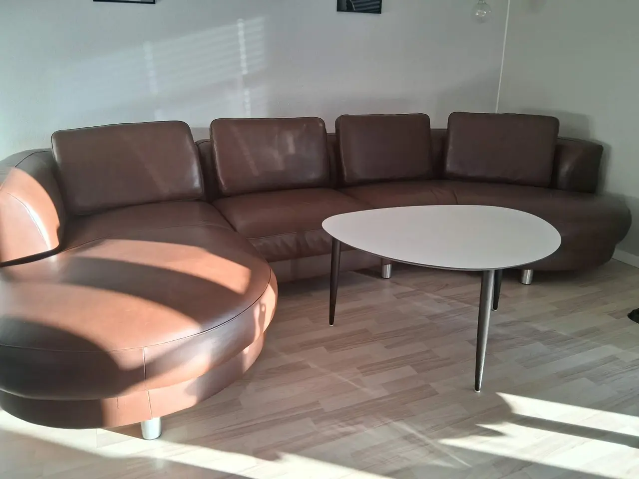 Billede 1 - Brun ledersofa med plads til hele familien