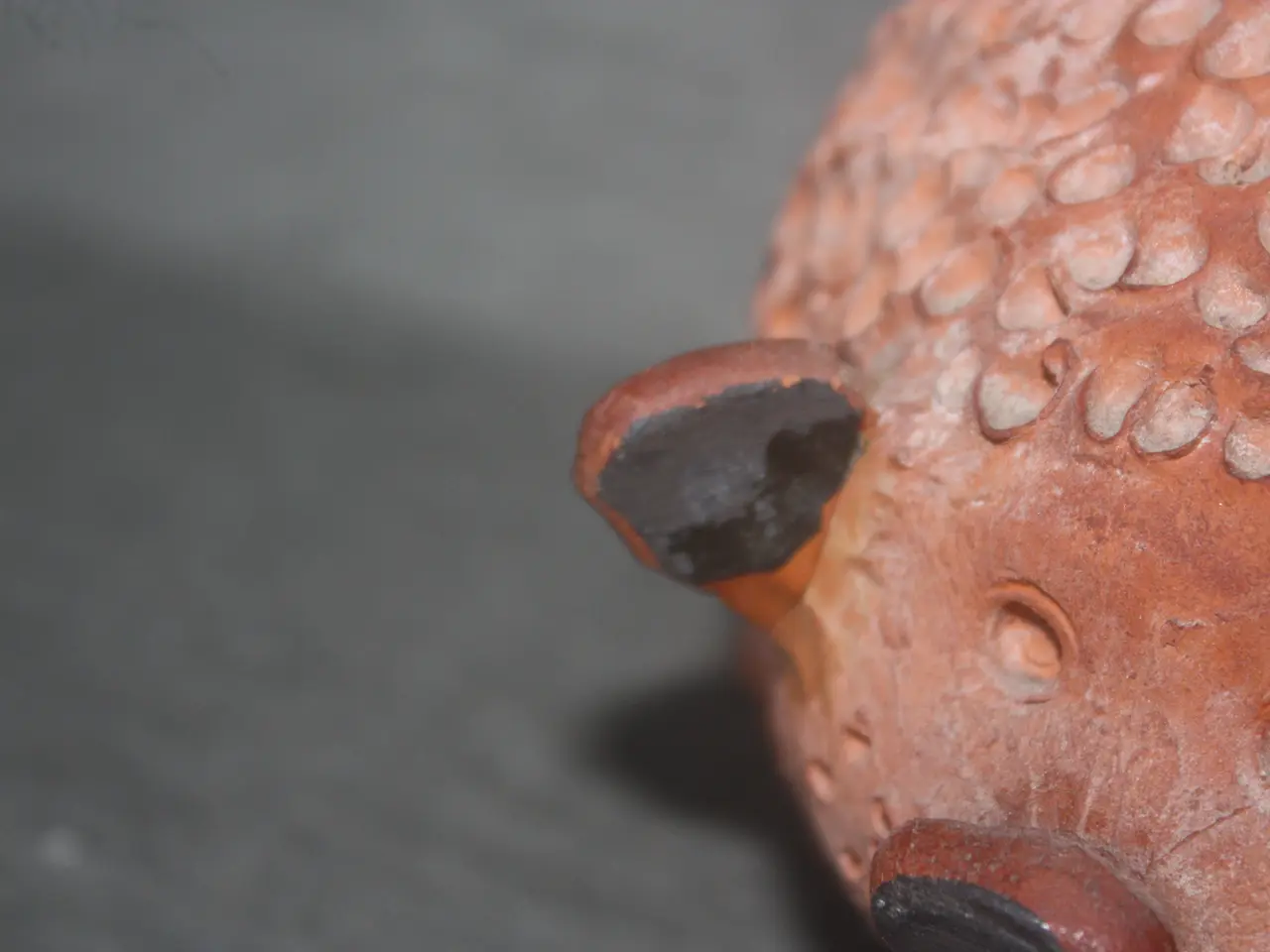 Billede 5 - Keramisk figur af Karen Boel med limet øre