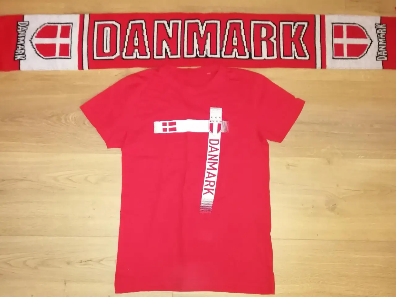 Billede 1 - NYT DANMARK FAN SÆT, TSHIRT(S) OG HALSTØRKLÆDE