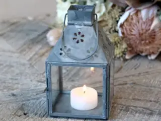 Lanterne med blomster mønster i zink,