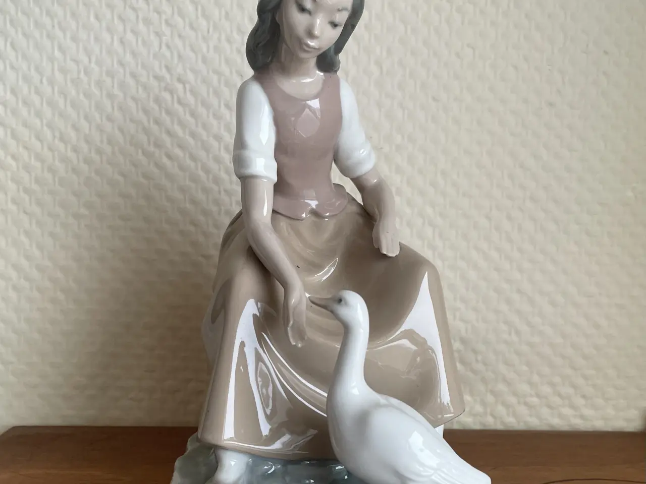 Billede 1 - ‘Ung Pige Fodre And’ NAO/Lladro (1. Sort.) !