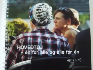 Hovedtøj - en for alle og alle for en Lotte Kjær,
