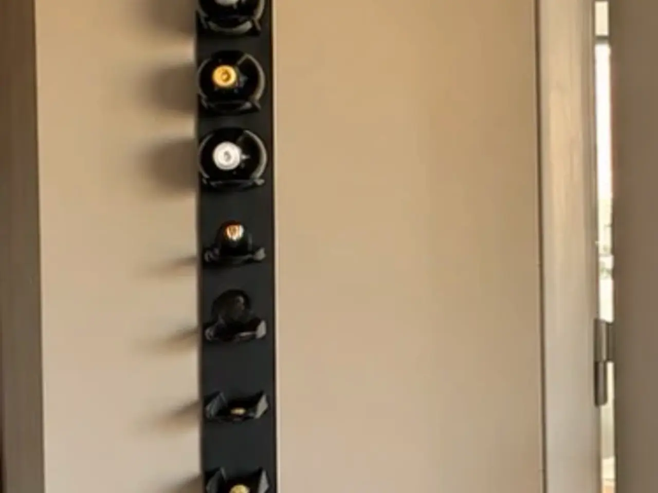 Billede 1 - 🍷 Sort vinreol til væg – flot og dekorativ