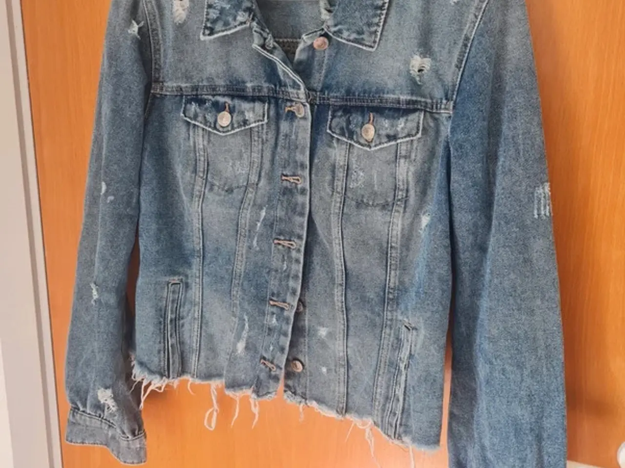 Billede 2 - denim jakke str 42 fra Only