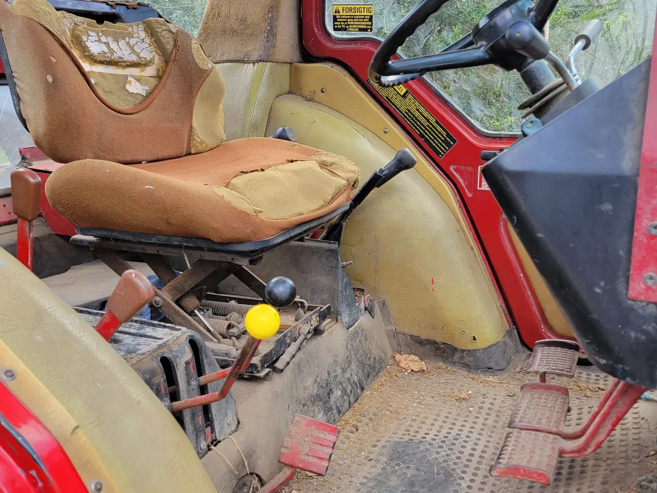 Billede 8 - Traktor IH 685 XL  – påhængsvogn og redskaber
