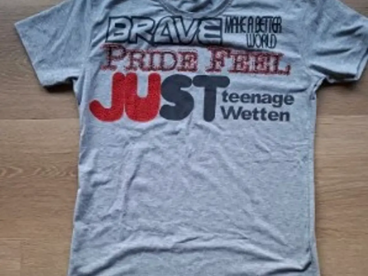 Billede 1 - Flot ny t-shirt med røde og sorte "sten"