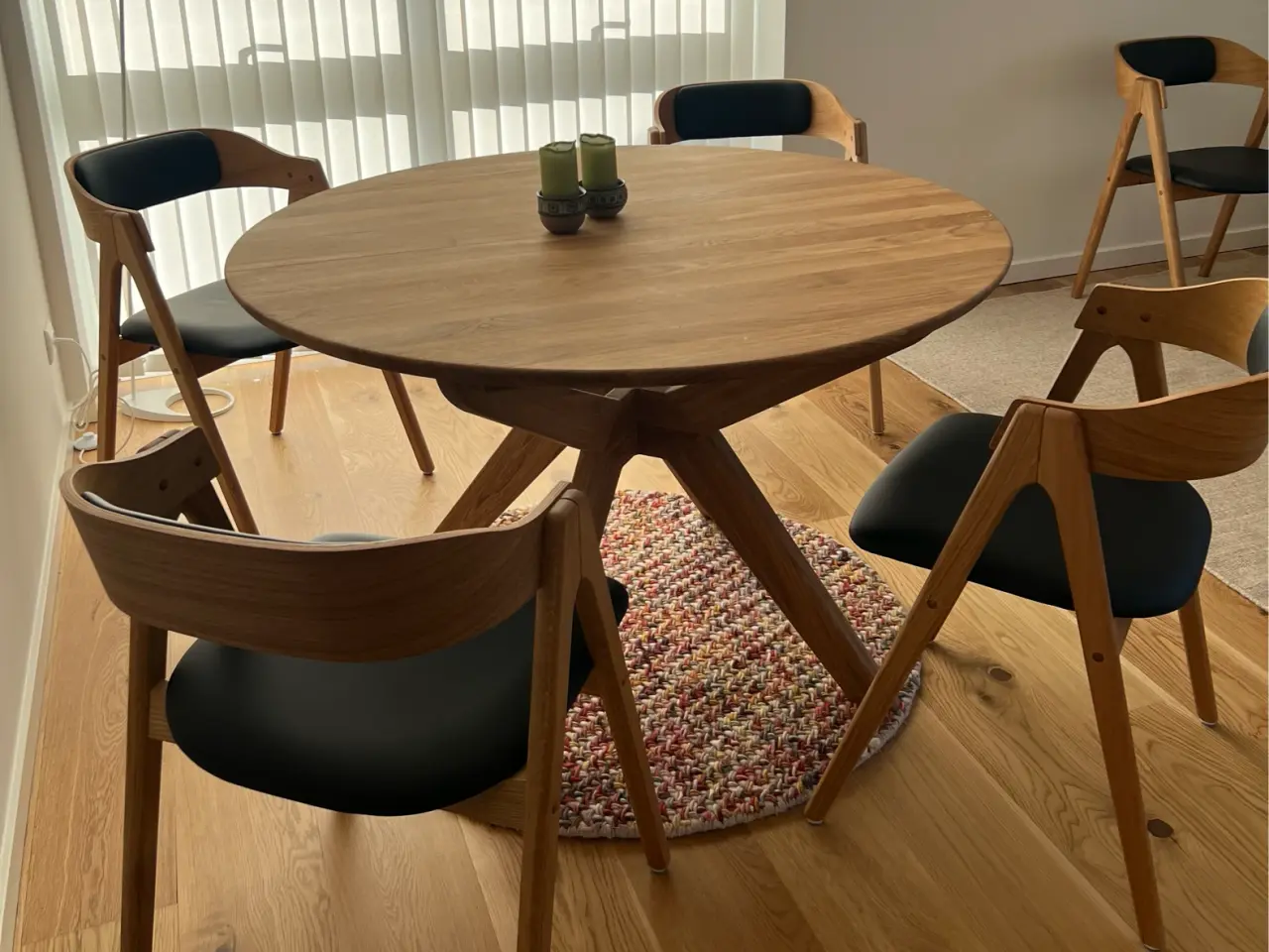 Billede 7 - Rundt spisebord + 8 stole + 2 plader. Dansk Design