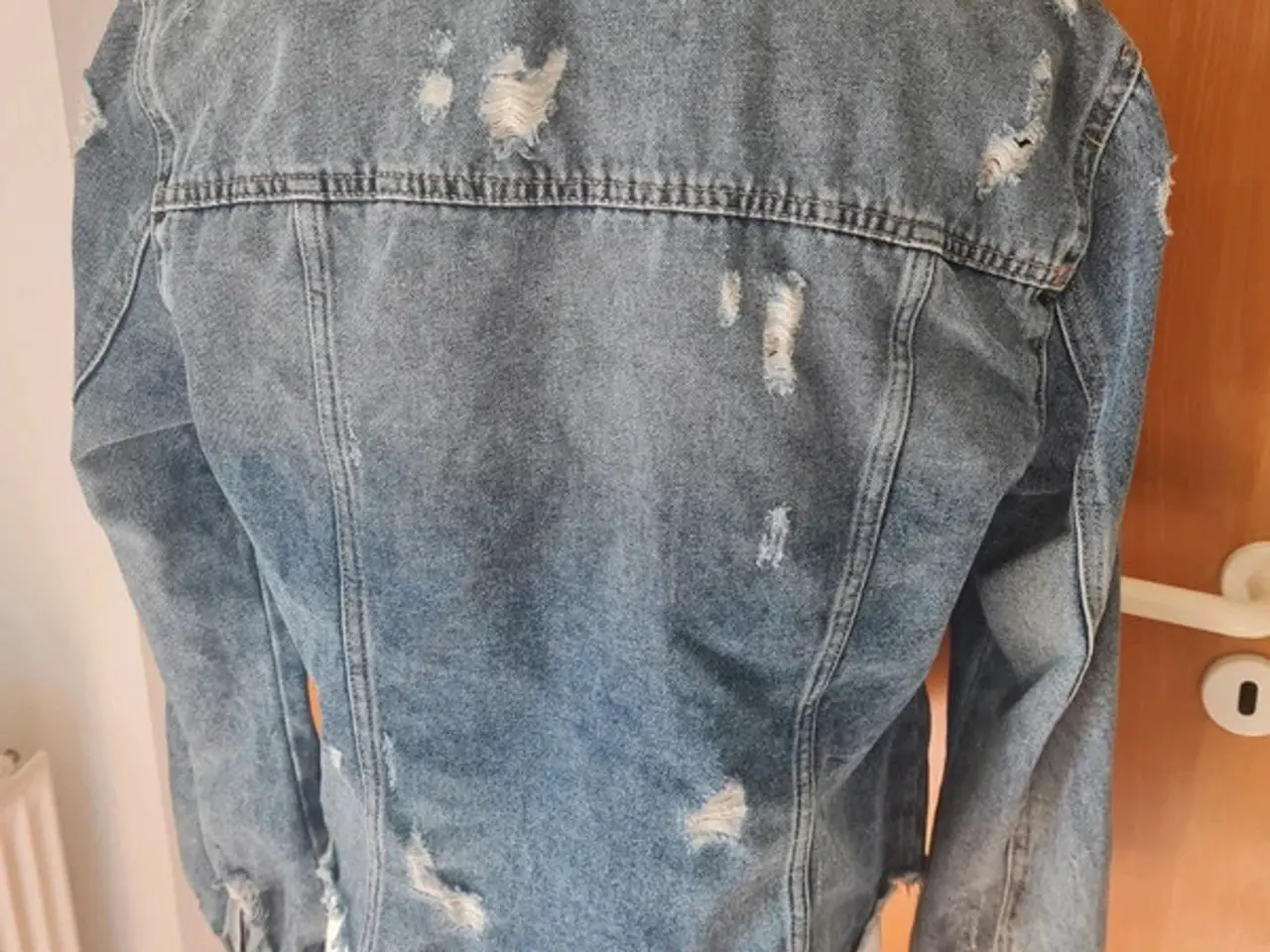 Billede 3 - denim jakke str 42 fra Only