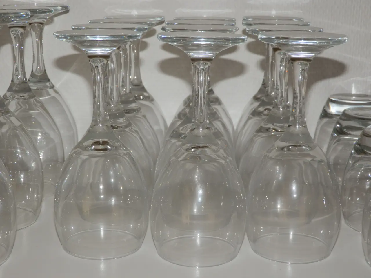 Billede 3 - Vin og drikkeglas til 12 personer