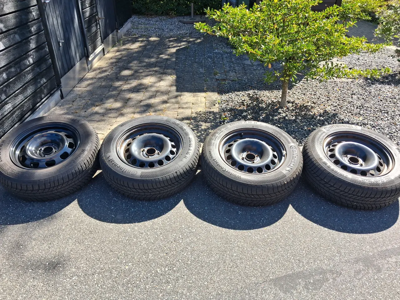 Billede 1 - 4 stk. Continental vinterdæk 215 65 r16 med fælge.