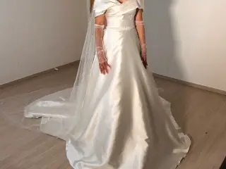 Satin brudekjole