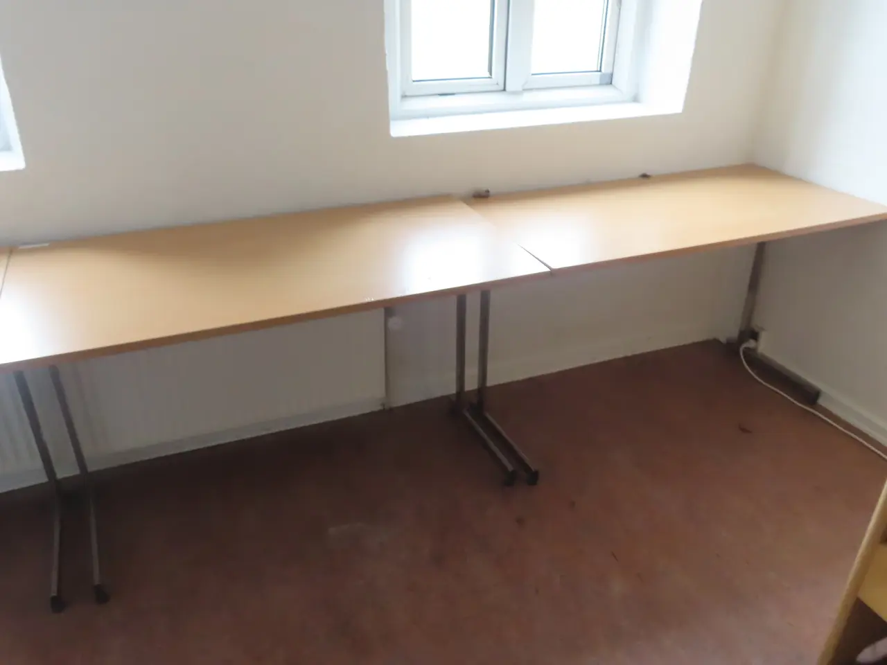 Billede 4 - Indhold på værelse af bord, køjeseng, skab mv.
