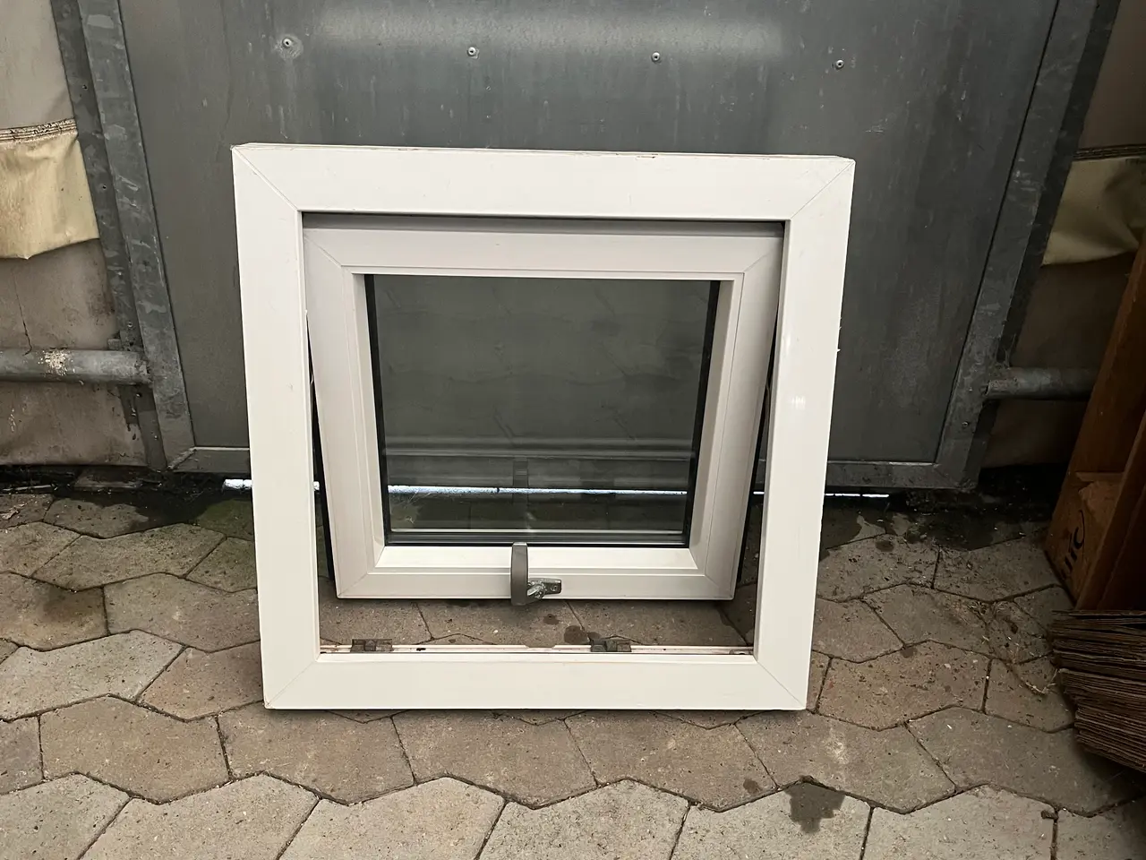 Billede 3 - Plast vindue. Oplukkelig. 59x59 cm.