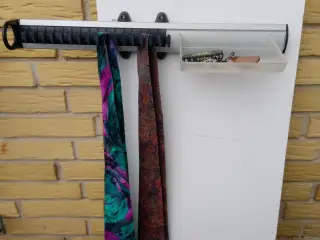Slipseholder med pladsbesparende udtræk