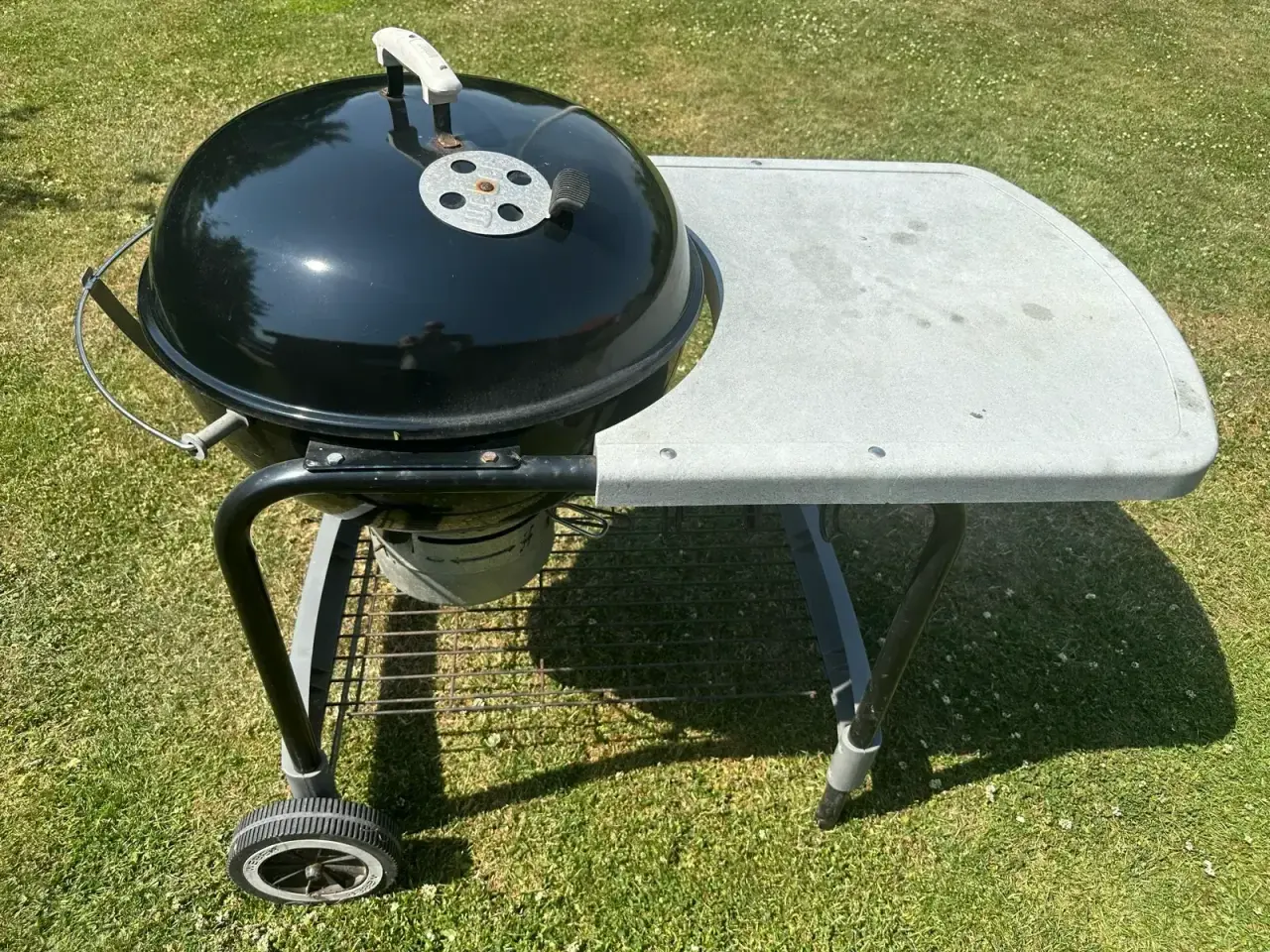 Billede 1 - Weber kuglegrill med bord inkl. 2 ps. Grillkul 