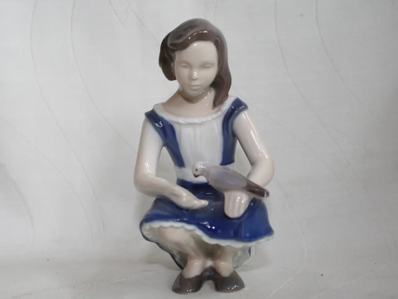 Billede 2 - Pige med due, figur fra Bing & Grøndahl 