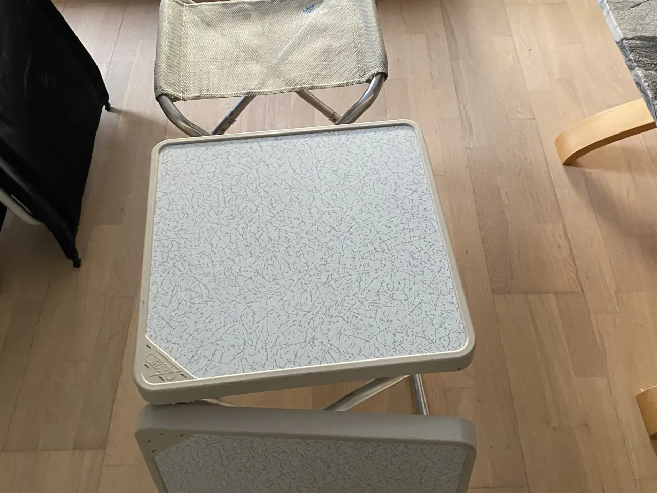 Billede 1 - 2 små bord + skamler