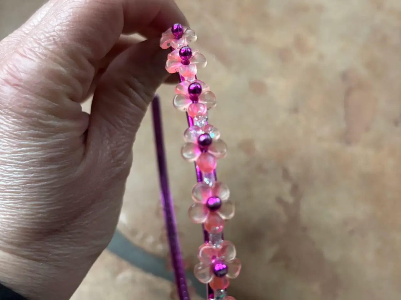 Billede 5 - Pink hårbøjle med lyserøde blomsterperler