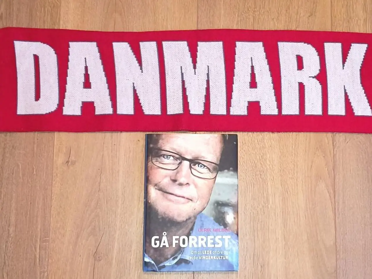 Billede 1 - NYT DANMARK HALSTØRKLÆDE OG ULRIK WILBEK BOG