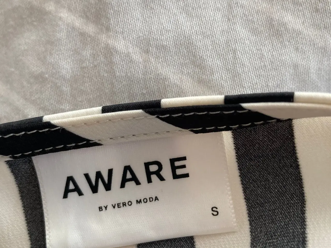 Billede 4 - Sort/hvid Aware bluse str. S