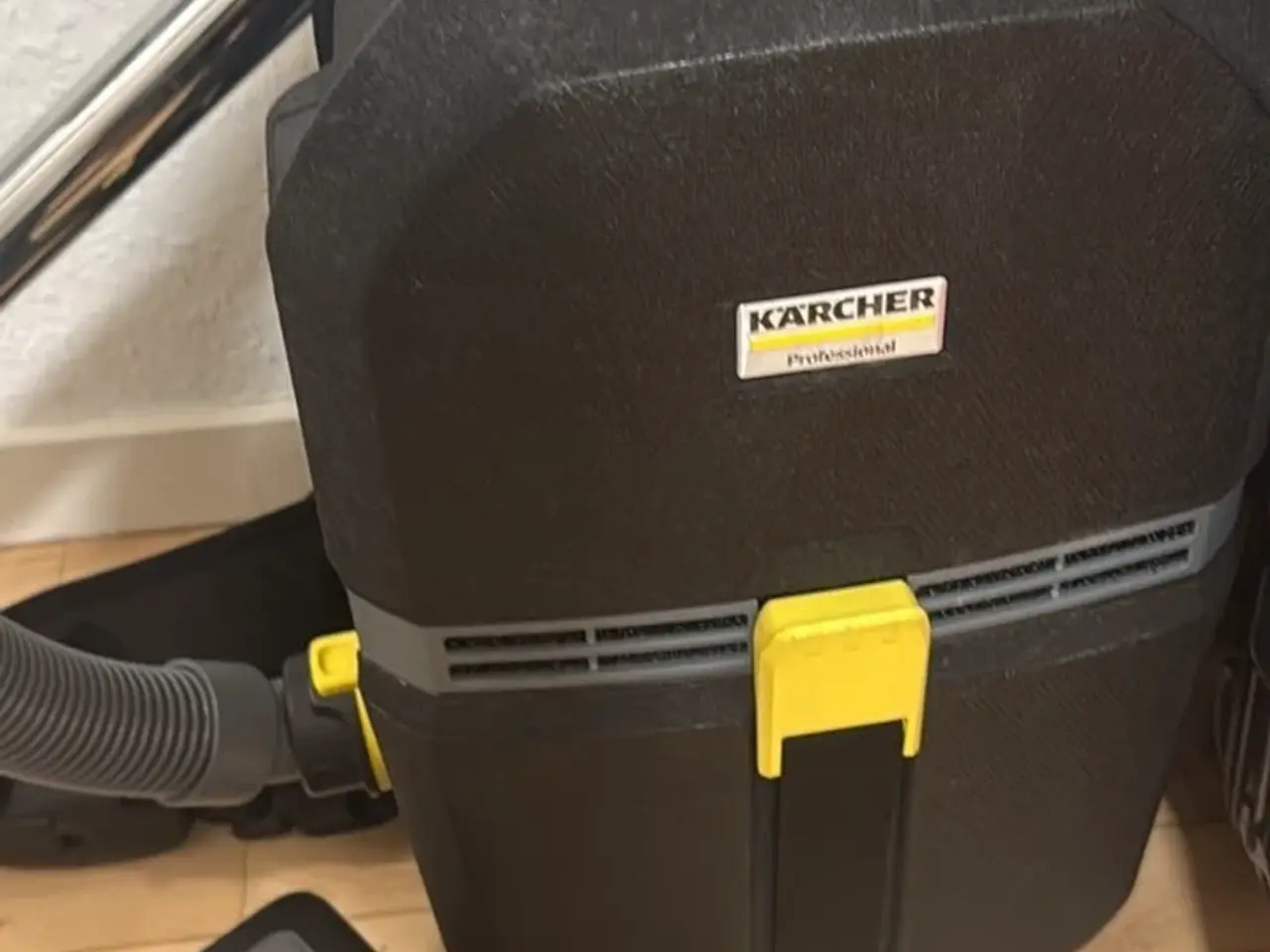 Billede 2 - Kärcher Professional rygstøvsuger med 2 batterier 