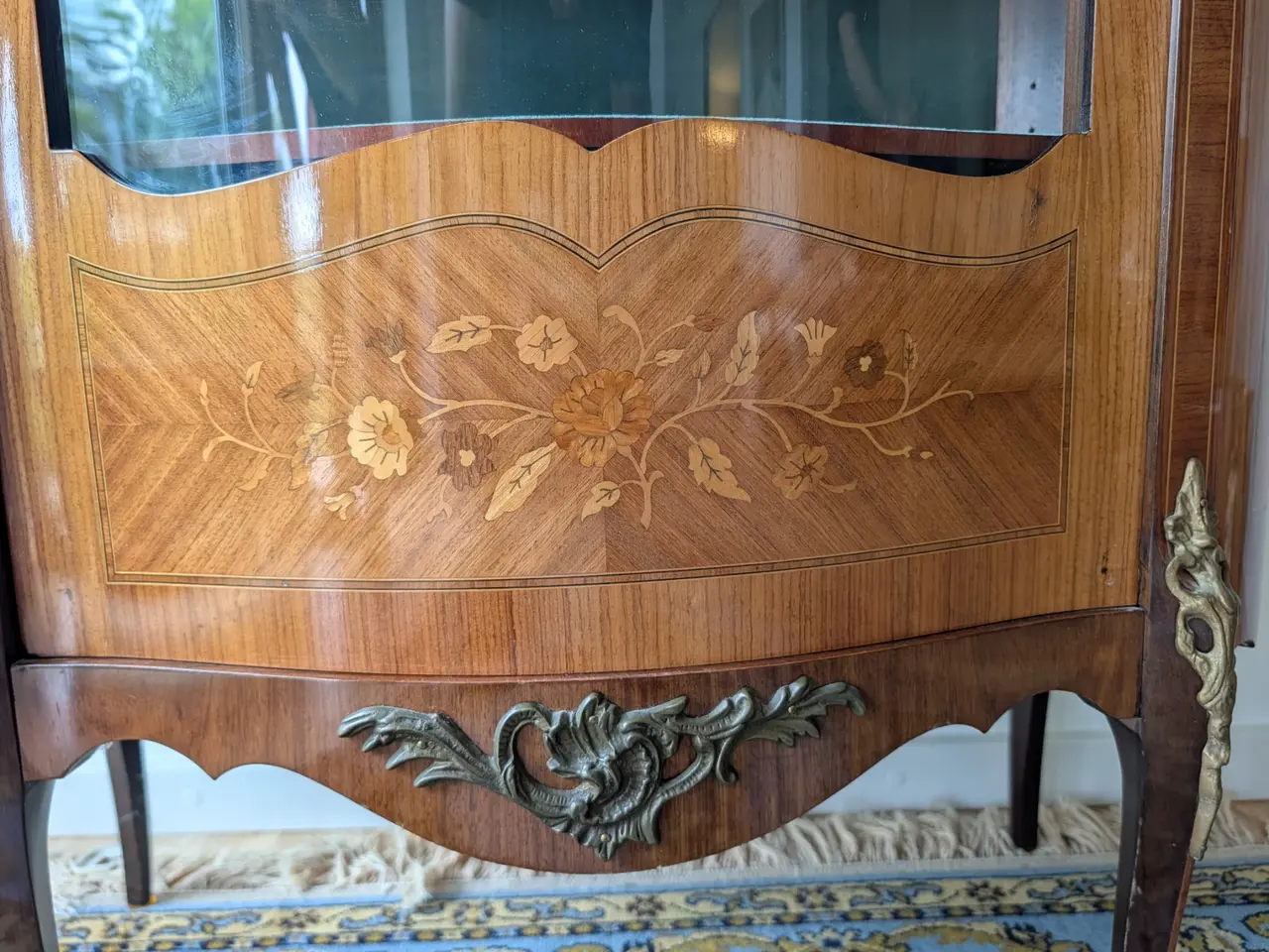 Billede 2 - Elegant stilvitrineskab med buet glas - superflot.