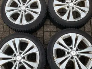 Original Mercedes alufælge med vinterdæk 17"