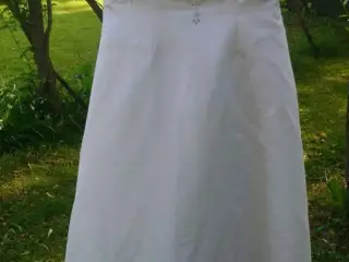Brudekjole med broderi og slæb
