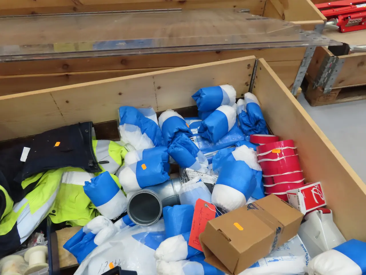 Billede 3 - Palle med div. engangsfutter m.m.