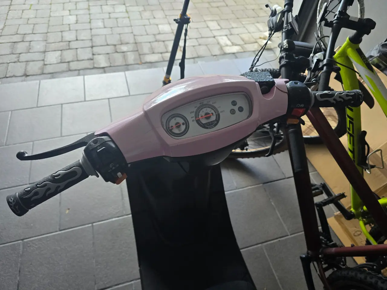 Billede 5 - og velholdt lyserød scooter – Perfekt til hverdage