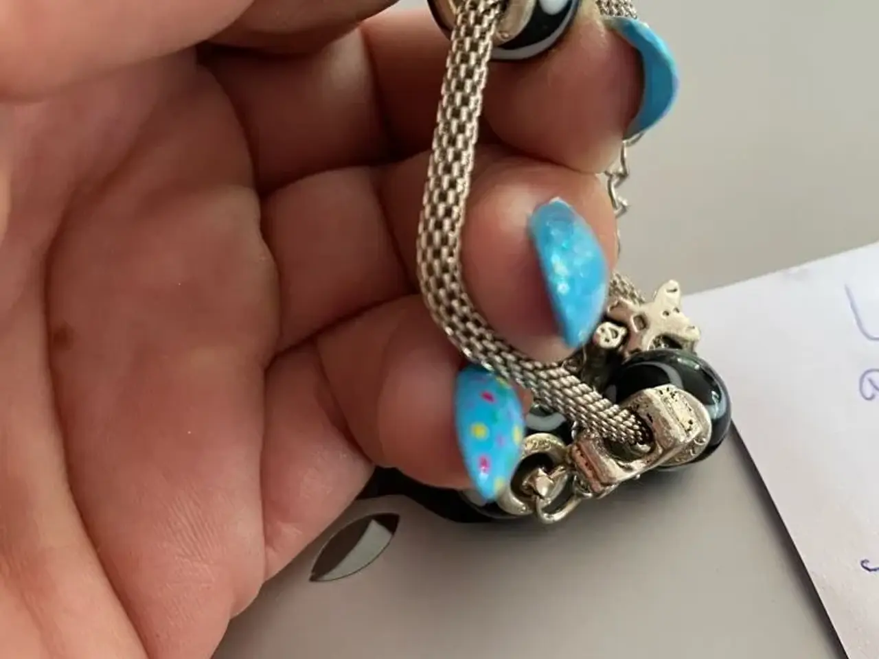Billede 4 - Flotte armbånd med charms