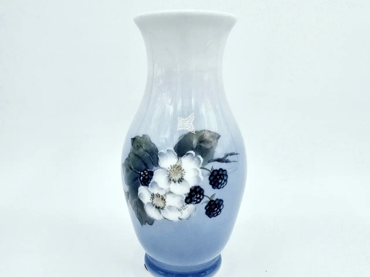 Billede 1 - Royal Copenhagen Vase Med Brombærranke nr. 228-2289. sortering 1