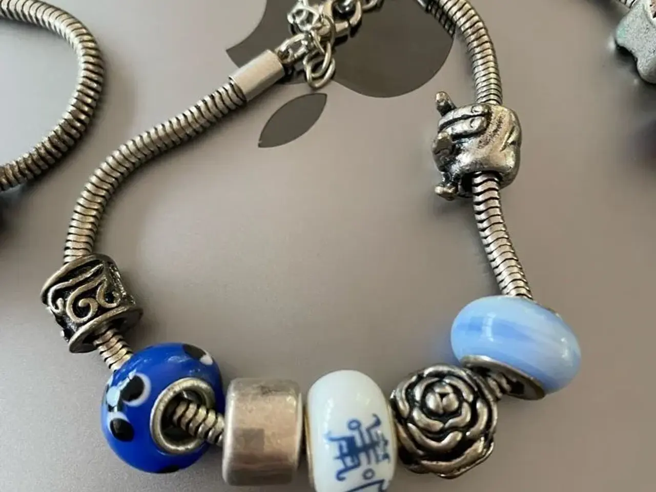 Billede 2 - Søde armbånd med charms