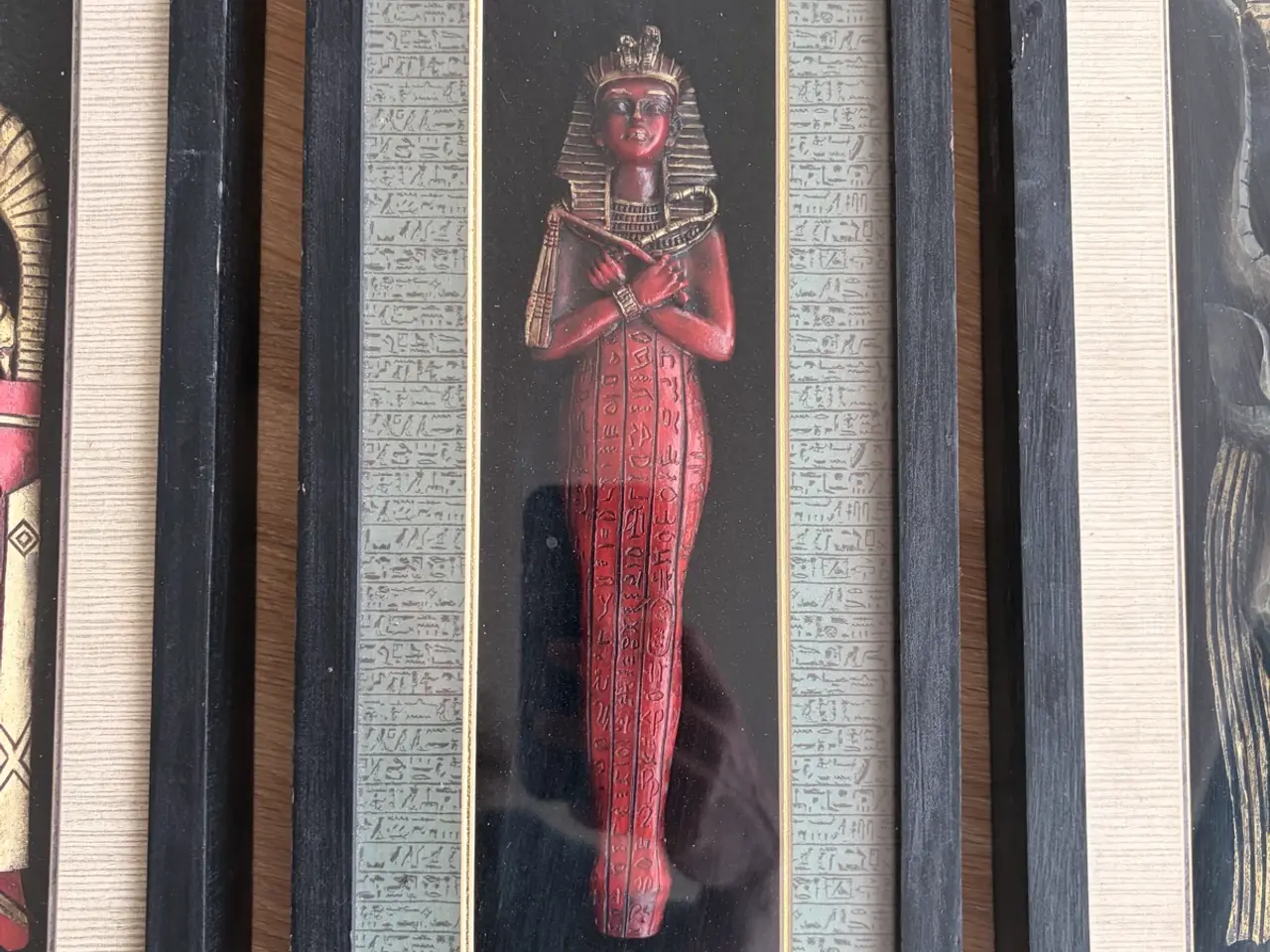 Billede 3 - 3 skulpturer i ramme - egyptiske skulpturer