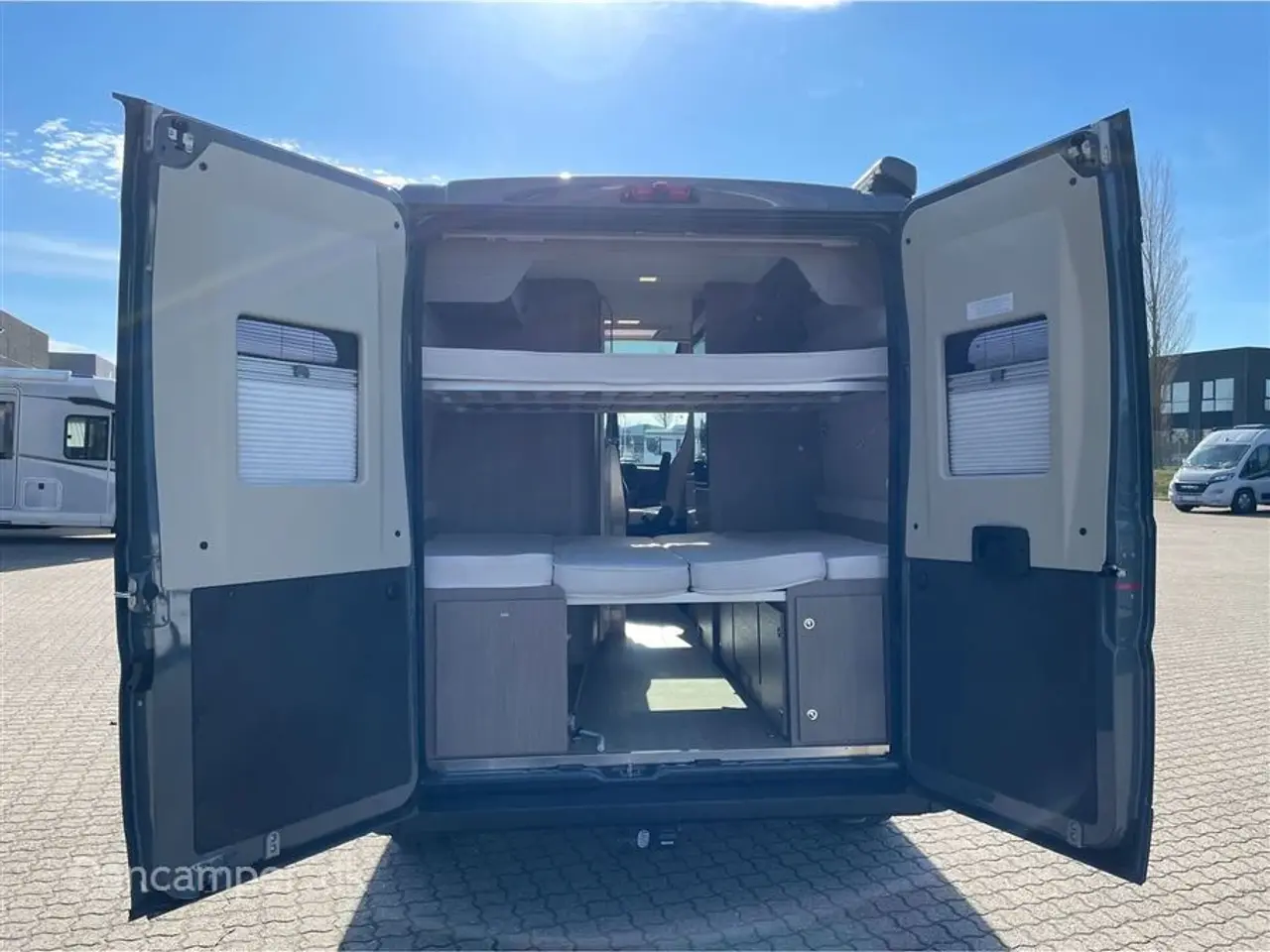 Billede 5 - 2023 - Chausson ROAD LINE V594 VIP MAX UNDER KLARGØRING! Super spændende, kort van med to dobbeltsenge på tværs i køjesystem. 2,2, L motor , 140 HK, solcelle og markise m.m.
