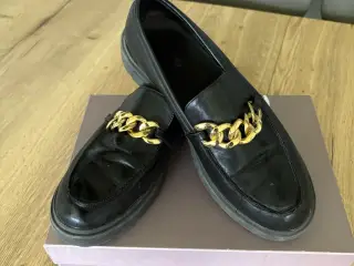 Sorte Duffy loafers m/guldkæde i str. 41