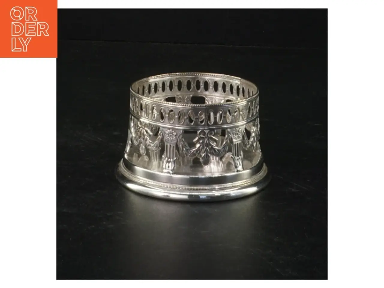 Billede 1 - Sølvfarvet lysestage (str. 9 x 5 cm)