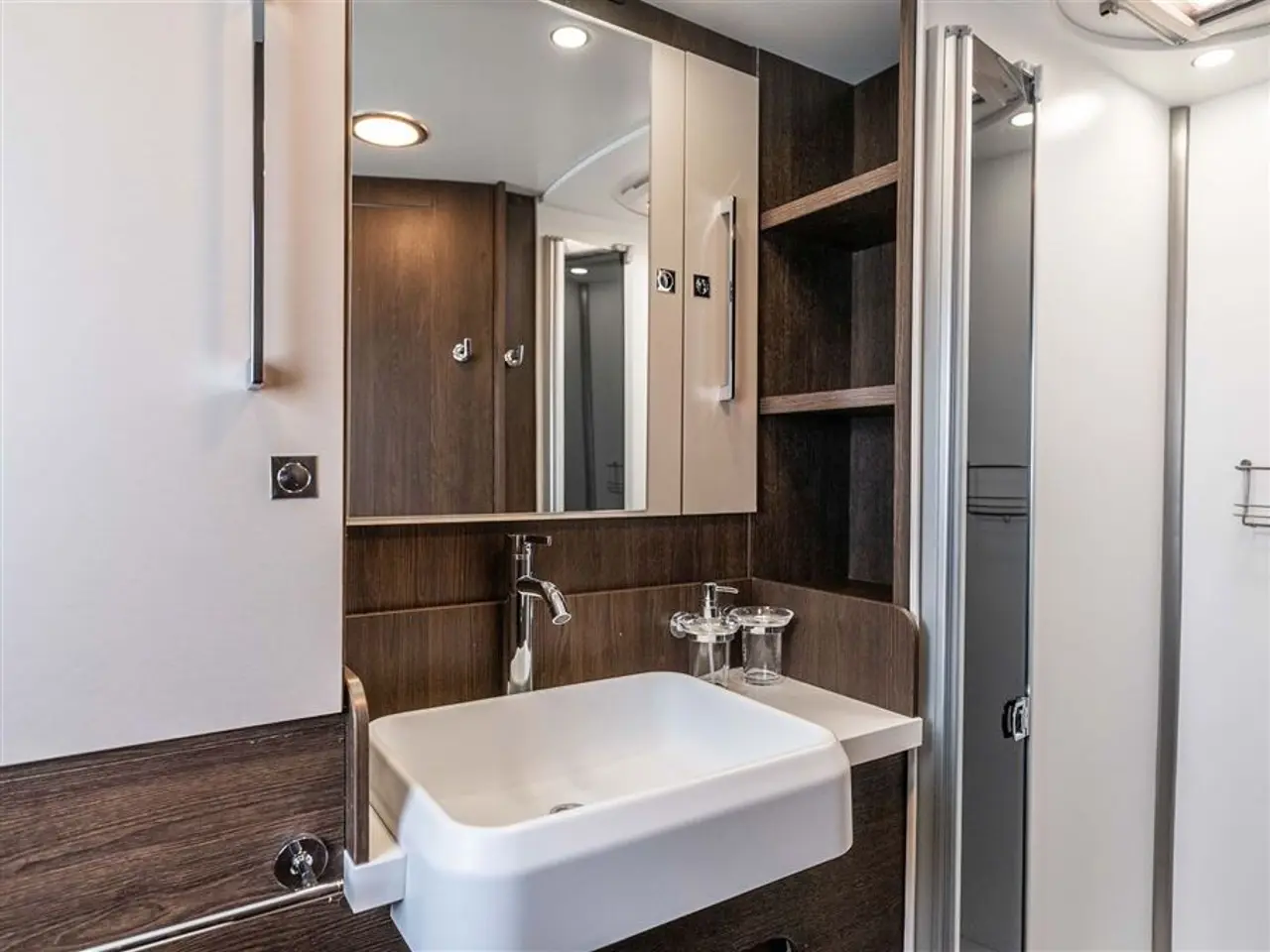 Billede 7 - 2022 - Benimar Tessoro 488 NK Rummelig camper med face-to-face siddegruppe