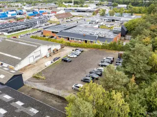 Indhegnet og oplyst udeareal på bynær placering
