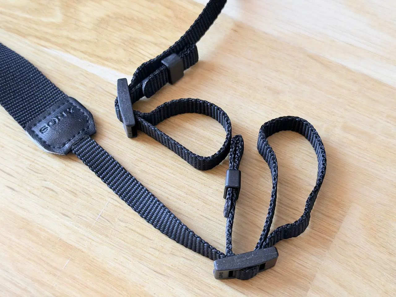 Billede 3 - Original Sony kamerarem, 100 cm, sort, næsten som 