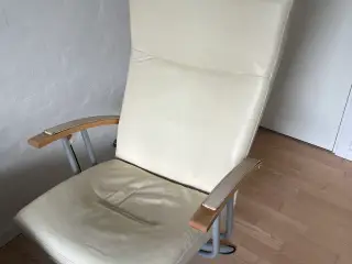 Stilren lænestol i flot design