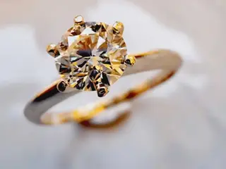 18 karat guldring 0.60 carat diamant