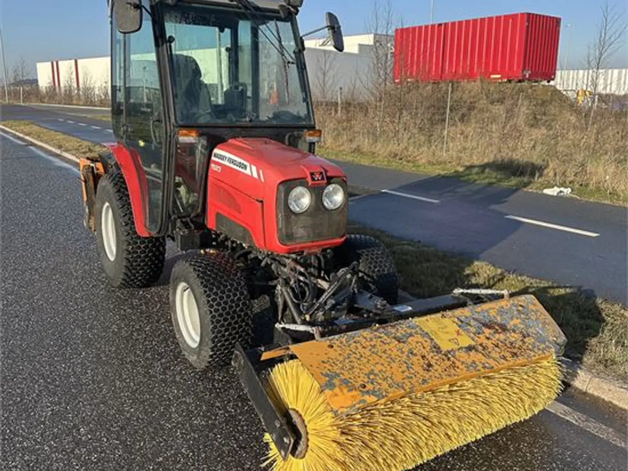 Billede 9 - Massey Ferguson 1523 -Only 375 hours With broom and salt spreder