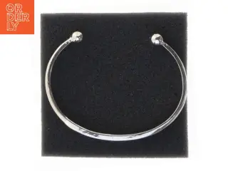 Sølvfarvet armbånd med indgravering (str. Ø 6,5 cm)