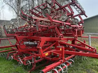 Kongskilde 7 meter germinator med CROSKILL tromle bagerst. Velegnet til roer, spinat og andre speciel afgrøder.